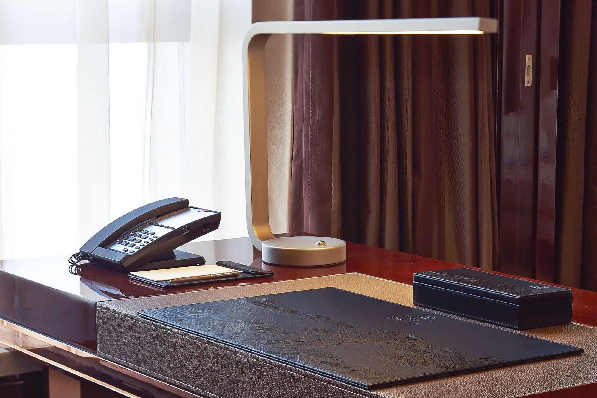 Sheraton Grand Zhengzhou Hotel Esterno foto